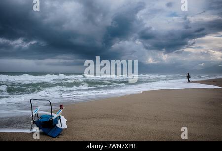 rivage Sandstrand Sturm Fischer am Strand sehr bewölkter Hintergrund Stockfoto
