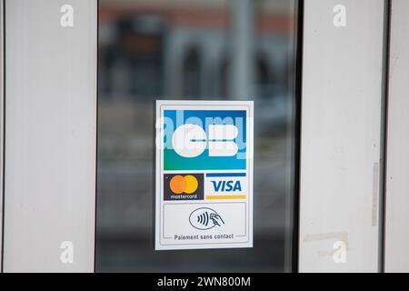 Bordeaux , Frankreich - 02 29 2024 : CB mastercard Visa Electron Pay kontaktloses Zahlungsschild Text und Markenlogo an der Eingangstür des Ladens akzeptiert Credi Stockfoto