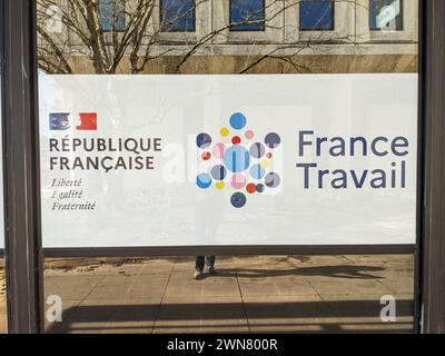 Bordeaux , Frankreich - 02 29 2024 : frankreich Travail Logo Marke und Text französische Regierungsbehörde registriert Arbeitslose Stockfoto