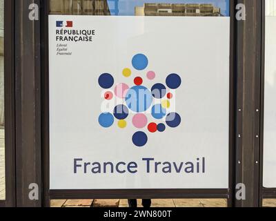 Bordeaux , Frankreich - 02 29 2024 : frankreich Travail-Zeichen Marke und Textlogo des Jobcenters der staatlichen Behörde französisch registriert Arbeitslose Stockfoto