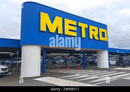 Bordeaux , Frankreich - 02 29 2024 : Metro Cash and Carry Shop Logo und Markentext auf dem Entrance Professional Store Stockfoto