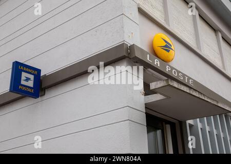 Bordeaux , Aquitaine Frankreich - 01 10 2022 : La poste und La Banque Postale französische Post Text Logo Bank auf Shop Schild Markenwand Stockfoto