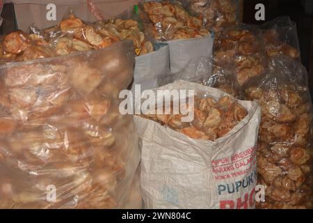 20. September 2023, Foto von vielen Haufen von leichten Snacks zum Verkauf, Wonosobo, Indonesien Stockfoto