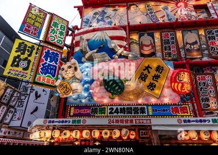 Das Viertel Shinsekai im Süden von Osaka im Zentrum von Minami, berühmt für viele Restaurants, Geschäfte, Bars und Pachinko-Salons am 18. Februar 2024 Stockfoto