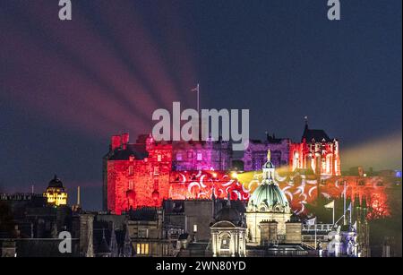 Aktenfoto vom 11/23 mit Lichtern und Projektionen von Edinburgh Castle's 'Castle of Light: Magic and Mystery???' Ereignis. Touristenattraktionen in ganz Schottland hatten einen willkommenen Anstieg der Besucherzahlen im vergangenen Jahr. Ausgabedatum: Freitag, 1. März 2024. Stockfoto