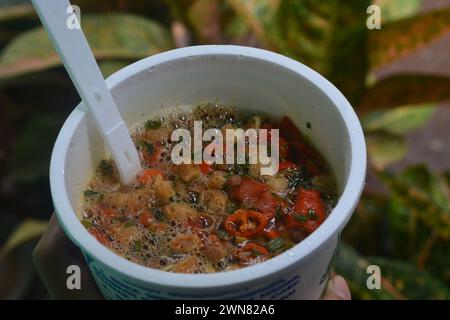 Nahaufnahme von Nudelsuppe in einem Becherbehälter, Instantnudeln Stockfoto