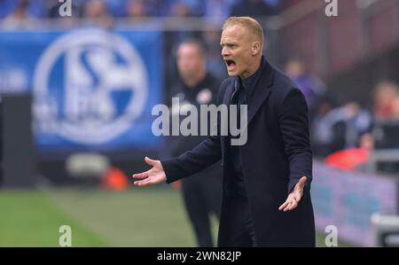 Gelsenkirchen, Deutschland. Februar 2024. firo: 17.02.2024, Fußball, 2. Liga, 2. Bundesliga, Saison 2023/2024, FC Schalke 04 - SV Wehen Wiesbaden Karel GERAERTS, Coach Schalke, Gestenkredit: dpa/Alamy Live News Stockfoto