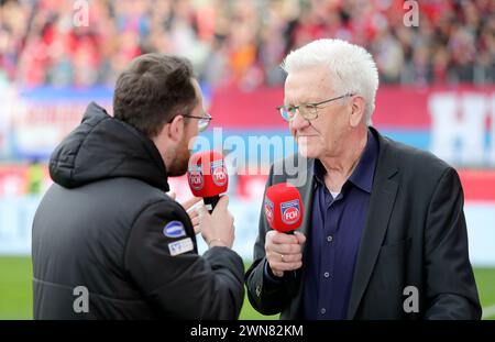 Heidenheim, Deutschland. Februar 2024. firo: 17.02.2024, Fußball, 1. Liga, 1. Bundesliga, Saison 2023/2024, 22. Spieltag 1.FC Heidenheim - Bayer 04 Leverkusen 1:2, Winfried Kretschmann, Ministerpräsident Baden-Württemberg, Halbfigur, Credit: dpa/Alamy Live News Stockfoto