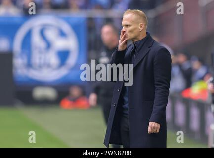 Gelsenkirchen, Deutschland. Februar 2024. firo: 17.02.2024, Fußball, 2. Liga, 2. Bundesliga, Saison 2023/2024, FC Schalke 04 - SV Wehen Wiesbaden Karel GERAERTS, Coach Schalke, Gestenkredit: dpa/Alamy Live News Stockfoto