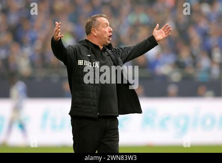 Gelsenkirchen, Deutschland. Februar 2024. firo: 17.02.2024, Fußball, 2. Liga, 2. Bundesliga, Saison 2023/2024, FC Schalke 04 - SV Wehen Wiesbaden 1:0 Trainer Markus KAUCZINSKI/dpa/Alamy Live News Stockfoto