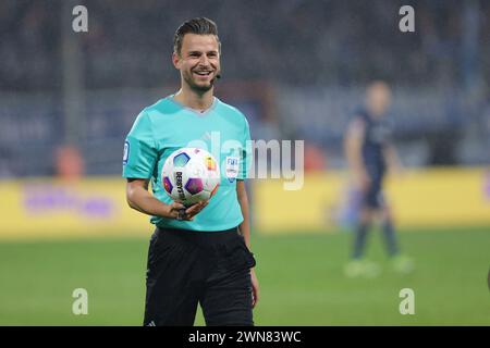 Bochum, Deutschland. Februar 2024. firo: 18.02.2024, Fußball, 1. Liga, 1. Bundesliga, Saison 2023/2024, VfL Bochum 1848 - FC Bayern München 3:2 Schiedsrichter Daniel SCHLAGER mit Ball in Hand Credit: dpa/Alamy Live News Stockfoto