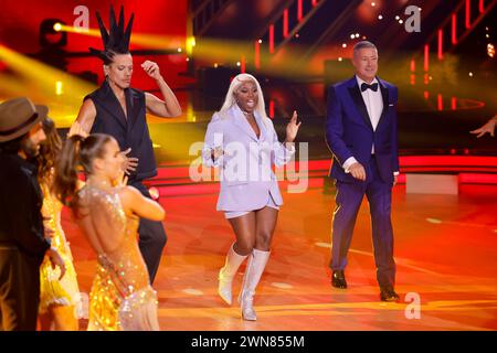 Die Juroren Jorge Gonzalez, Motsi Mabuse und Joachim Llambi bei der 17. Staffel der RTL-Tanzshow Let s Dance im MMC Coloneum. Köln, 23.02.2024 NRW Deutschland *** die Richter Jorge Gonzalez, Motsi Mabuse und Joachim Llambi bei der 17. Staffel der RTL Tanzshow Let s Dance im MMC Coloneum Köln, 23 02 2024 NRW Deutschland Copyright: XChristophxHardtx Stockfoto