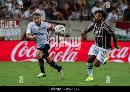 Rio De Janeiro, Brasilien. Februar 2024. Marcelo (R) von Fluminense tritt mit Lucas Ezequiel von LDU Quito beim letzten 2. Legs-Fußballspiel zwischen Fluminense und LDU Quito der Recopa Sudamericana 2024 in Rio de Janeiro, Brasilien, am 29. Februar 2024 an. Quelle: Wang Tiancong/Xinhua/Alamy Live News Stockfoto