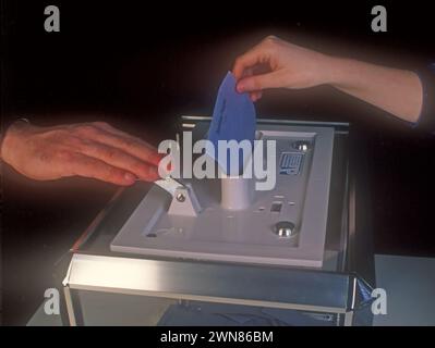 Stimmzettel, Hand, die Stimme in eine Wahlurne, Frankreich Stockfoto