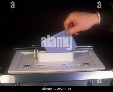 Stimmzettel, Hand, die Stimme in eine Wahlurne, Frankreich Stockfoto