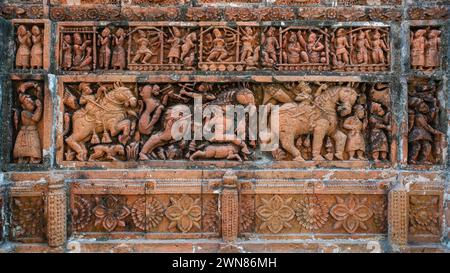 Nahaufnahme der Terrakotta-Schnitzereien von Jagdparty (Haupt) und Ramayana (oben) im Kantaji aka Kantajew hindu-Tempel, Kantanagar, Bangladesch Stockfoto