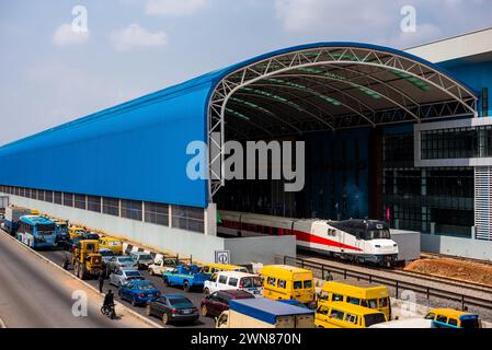 Während der Inbetriebnahme der Red Line Rail Mass Transit in Lagos am Donnerstag, den 29. Februar 2024, fährt ein Zug vom Ikeja Terminal ab. Präsident Bola Stockfoto