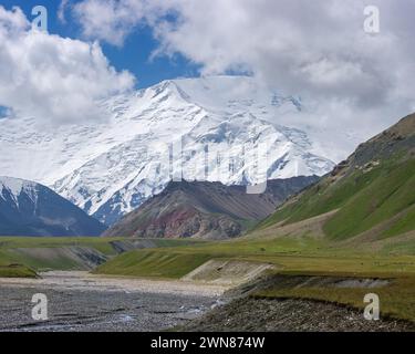 Blick auf das Achik Tash Basecamp des Lenin Peak, heute der Ibn Sina Gipfel in den schneebedeckten Trans-Alay oder Trans-Alai Gebirgszügen im Süden Kirgisistans Stockfoto