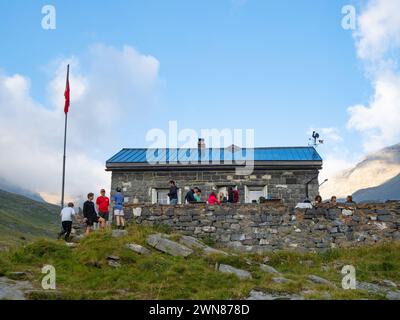Champery, Schweiz - 9. September 2023: Cabane de Susanfe in abendlicher Atmosphäre. Stockfoto
