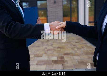 Zugeschnittenes Foto von Männern und Frauen, die sich gegenseitig schütteln Stockfoto