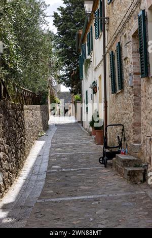 Monteriggioni, Italien - 17. September 2022: Malerische Straße in Monteriggioni, mittelalterliche Stadtmauer in der Nähe von Siena in der Toskana, Italien Stockfoto