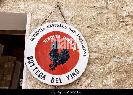 Monteriggioni, Italien - 17. September 2022: Schwarzer Hahn Symbol für guten Wein in der Toskana hängt an der Wand eines Hauses in Monteriggioni mittelalterlich ummauerten Schlepptau Stockfoto