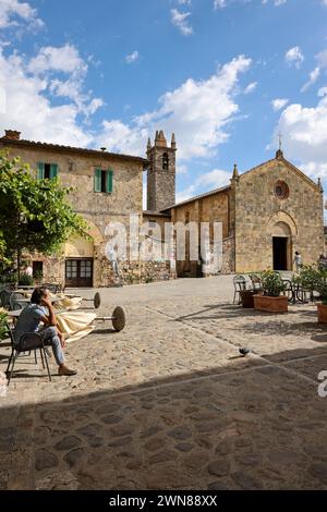 Monteriggioni, Italien - 17. September 2022: Piazza Roma in Monteriggioni, mittelalterliche Stadtmauer. Toskana, Italien Stockfoto