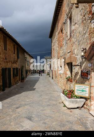 Monteriggioni, Italien - 17. September 2022: Malerische Straße in Monteriggioni, mittelalterliche Stadtmauer in der Nähe von Siena in der Toskana, Italien Stockfoto