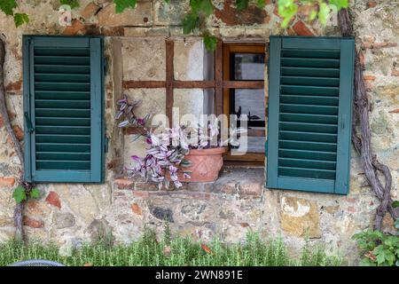 Monteriggioni, Italien - 17. September 2022: Altes Steinhaus in Monteriggioni, mittelalterliche Stadtmauer in der Nähe von Siena in der Toskana Stockfoto