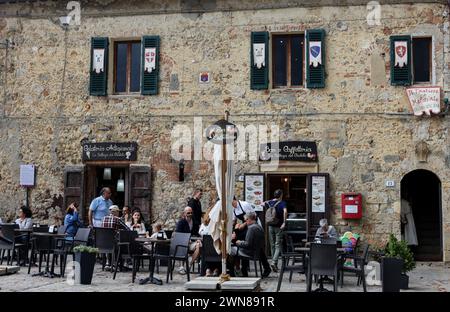 Monteriggioni, Italien - 17. September 2022: Restaurant auf der Piazza Roma in Monteriggioni, mittelalterliche Stadtmauer in der Nähe von Siena in der Toskana Stockfoto