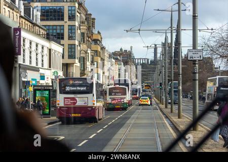 Eine Fahrt mit dem Fahrer auf die Princes Street von einer Straßenbahn aus Edinburgh Stockfoto