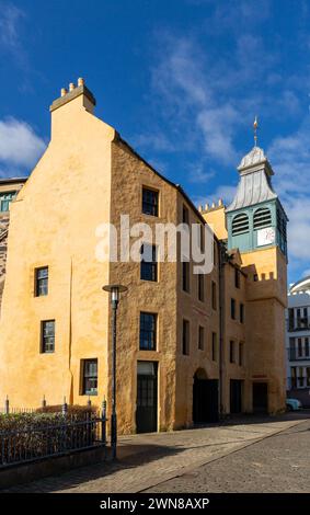 Old St Ninian's Church mit einem Holzturm aus dem 17. Jahrhundert, Leith, Edinburgh, Schottland Stockfoto