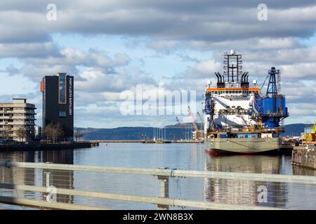 Boka Polaris im Albert Dock Basin Leith. Die Boka Polaris ist ein Offshore-Bauschiff und fährt unter der Flagge Großbritanniens Stockfoto