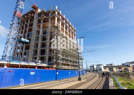 Straßenbahnlinien auf dem Ocean Drive in Leith mit einer Baustelle dahinter. Stockfoto