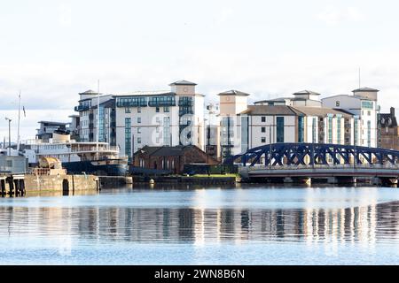 Das Fingal Luxury Hotel im Hafen von Leith und der Victoria Swing Bridge. Stockfoto