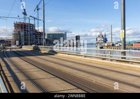 Straßenbahnen auf dem Ocean Drive Leith, mit Albert Dock Basin im Hintergrund Stockfoto