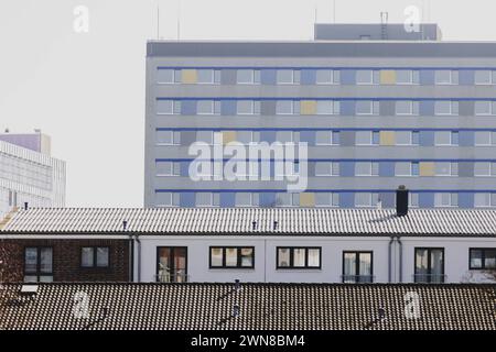 Plattenbauten, aufgenommen im Berliner Stadtteil Lichtenberg in Berlin, 29.02.2024. Berlin Deutschland *** Fertigbauten, fotografiert im Berliner Stadtteil Lichtenberg, 29 02 2024 Berlin Deutschland Copyright: XFlorianxGaertnerx Stockfoto