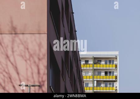 Plattenbauten mit Balkon, aufgenommen im Berliner Stadtteil Lichtenberg in Berlin, 29.02.2024. Berlin Deutschland *** Fertigbauten mit Balkon, fotografiert im Berliner Stadtteil Lichtenberg, 29 02 2024 Berlin Deutschland Copyright: XFlorianxGaertnerx Stockfoto