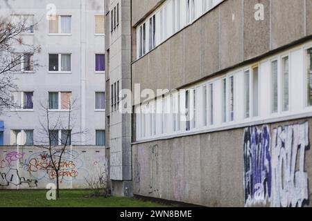 Plattenbauten, aufgenommen im Berliner Stadtteil Lichtenberg in Berlin, 29.02.2024. Berlin Deutschland *** Fertigbauten, fotografiert im Berliner Stadtteil Lichtenberg, 29 02 2024 Berlin Deutschland Copyright: XFlorianxGaertnerx Stockfoto