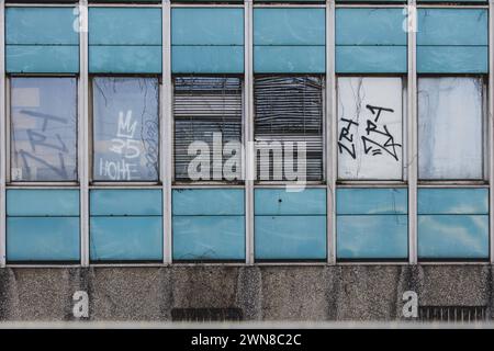 Kaputte Fenster und Rolllaeden eines verlassenen Buerogebaeudes zeichnen sich ab in Berlin, 29.02.2024. Berlin Deutschland *** gebrochene Fenster und Fensterläden eines verlassenen Bürogebäudes in Berlin, 29 02 2024 Berlin Deutschland Copyright: XFlorianxGaertnerx Stockfoto