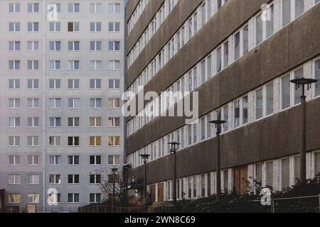 Plattenbauten, aufgenommen im Berliner Stadtteil Lichtenberg in Berlin, 29.02.2024. Berlin Deutschland *** Fertigbauten, fotografiert im Berliner Stadtteil Lichtenberg, 29 02 2024 Berlin Deutschland Copyright: XFlorianxGaertnerx Stockfoto