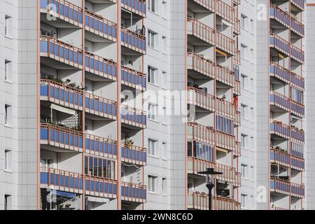 Plattenbauten mit Balkon, aufgenommen im Berliner Stadtteil Lichtenberg in Berlin, 29.02.2024. Berlin Deutschland *** Fertigbauten mit Balkon, fotografiert im Berliner Stadtteil Lichtenberg, 29 02 2024 Berlin Deutschland Copyright: XFlorianxGaertnerx Stockfoto