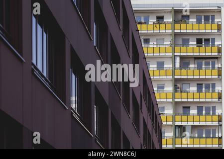 Plattenbauten mit Balkon, aufgenommen im Berliner Stadtteil Lichtenberg in Berlin, 29.02.2024. Berlin Deutschland *** Fertigbauten mit Balkon, fotografiert im Berliner Stadtteil Lichtenberg, 29 02 2024 Berlin Deutschland Copyright: XFlorianxGaertnerx Stockfoto