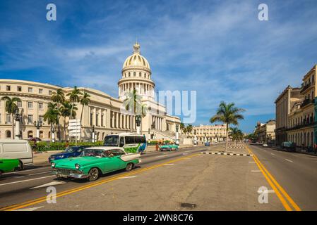 28. Oktober 2019: Oldtimer und Kapitolgebäude, ein öffentliches Gebäude und einer der meistbesuchten Orte in havanna, kuba. Es wurde von 19 gebaut Stockfoto