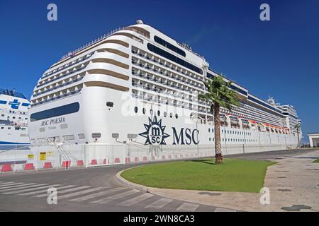 MSC-Kreuzfahrtschiff „Poesia“ liegt im Hafen, Palermo, Sizilien Stockfoto