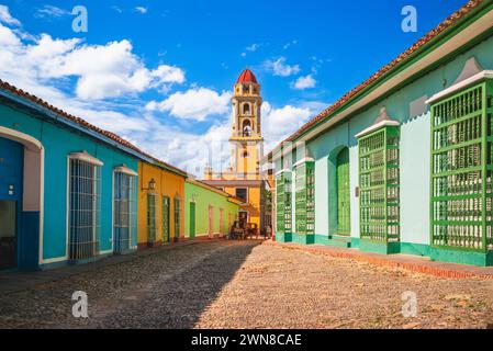 Blick auf die Straße mit dem Iglesia y Convento de San Francisco in Trinidad, Kuba Stockfoto