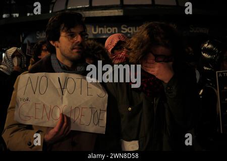 Ein pro-palästinensischer Demonstrant hält ein Plakat, das seine Meinung bei einer Kundgebung im Union Square Park zum Ausdruck bringt. Demonstranten versammelten sich in Manhattan, New York City, nach einem Bericht des von der Hamas geführten gesundheitsministeriums für Gaza, wonach israelische Truppen am Donnerstag mehr als 100 Palästinenser an einem Hilfsstandort in Gaza City erschossen und getötet haben. Nach Angaben des gesundheitsministeriums wurden auch Hunderte verletzt. Israelische Beamte bestritten diese Behauptung und sagten, dass Hilfswagen viele der Menschen getroffen und getötet haben und dass eine Stampede auch viele Opfer tötete. Das gesundheitsministerium von Gaza sagte, dass mehr als 30.000 Menschen getötet wurden Stockfoto