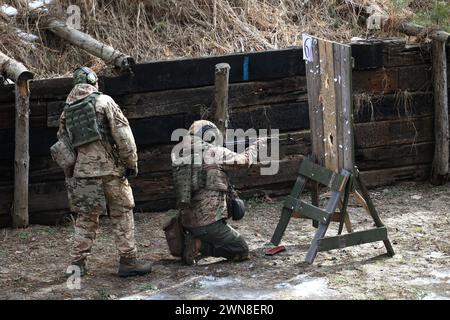 REGION CHARKIW, UKRAINE - 29. FEBRUAR 2024 - die Nationalgarde wird während einer Routineübung für Soldaten der militärischen Einheiten der östlichen operativen und territorialen Einheit der Nationalgarde der Ukraine, Region Charkiw, Nordost-Ukriane gesehen. Stockfoto