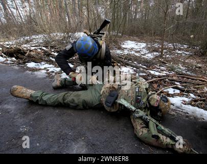 REGION CHARKIW, UKRAINE - 29. FEBRUAR 2024 - die Nationalgarde wird während einer Routineübung für Soldaten der militärischen Einheiten der östlichen operativen und territorialen Einheit der Nationalgarde der Ukraine, Region Charkiw, Nordost-Ukriane gesehen. Stockfoto