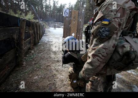 REGION CHARKIW, UKRAINE - 29. FEBRUAR 2024 - die Nationalgarde wird während einer Routineübung für Soldaten der militärischen Einheiten der östlichen operativen und territorialen Einheit der Nationalgarde der Ukraine, Region Charkiw, Nordost-Ukriane gesehen. Stockfoto